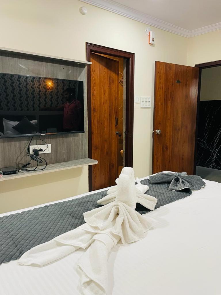 Hotel Blue Petals Shamshabad Eksteriør bilde